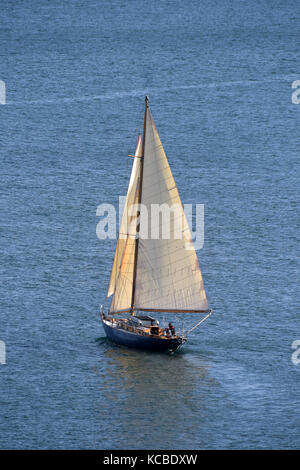 Yachtcharter Segeln in der Nähe von Barafundle Bucht in Pembrokeshire. Stockfoto