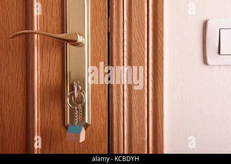 Eingangstür Detail in einem Haus mit Schlüssel in das Schloss. Ansicht von vorn Stockfoto