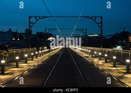 Lichter und Straßenbahn Linien über den Dom Luis I Brücke, Porto, Portuga Stockfoto