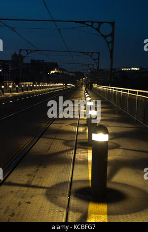 Lichter und Straßenbahn Linien über den Dom Luis I Brücke, Porto, Portuga Stockfoto