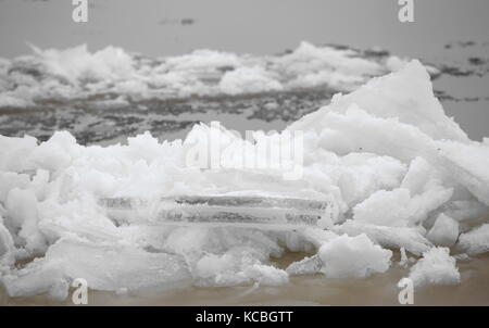 Frühling Eis ist Debakel ñlose gebrochen Stockfoto