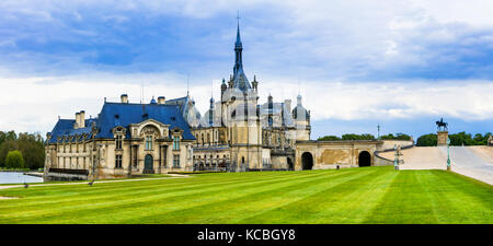 Beeindruckende Schloss Chantilly, Panoramaaussicht mit Gärten, Frankreich. Stockfoto