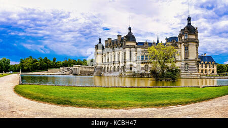 Eindrucksvolles Chateau de Chantilly, Ansicht mit Gärten, Frankreich. Stockfoto