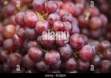 Trauben Cluster Bunch Red Bulk Tisch Wein Bauern Markt Bio Fersh Obst Gemüse Stockfoto