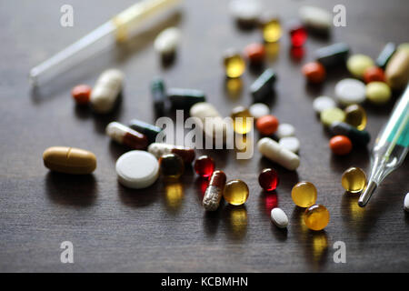 Medikamente und Tabletten auf einer hölzernen Textur Tabelle Stockfoto