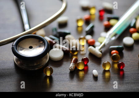 Medikamente und Tabletten auf einer hölzernen Textur Tabelle Stockfoto