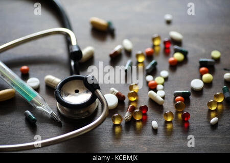 Medikamente und Tabletten auf einer hölzernen Textur Tabelle Stockfoto