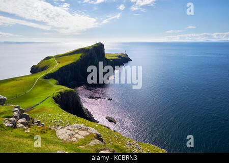 Neist Point Lighthouse mit einem blauen Himmel an einem sonnigen Tag auf der Insel Skye in Schottland. Stockfoto