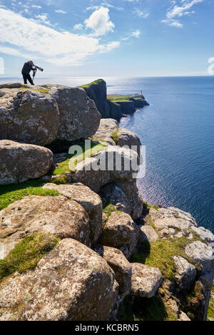 Ein naturfotograf auf den Klippen über Neist Point auf der Insel Skye. Stockfoto