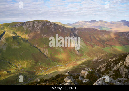 Blick auf den Gipfel des Hindscarth und Newlands Beck vom Gipfel des Hohen Spion im Lake District, England, UK. Stockfoto