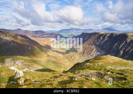 Blick auf Newlands Beck, hohe Spion, schmale Moor und Maiden Moor im Derwent Fells vom Gipfel des Dale Head, Lake District, England, UK. Stockfoto