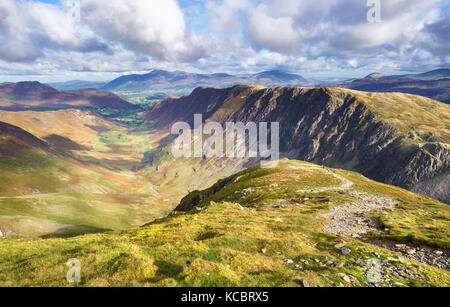 Blick auf Newlands Beck, hohe Spion, schmale Moor und Maiden Moor im Derwent Fells vom Gipfel des Dale Head, Lake District, England, UK. Stockfoto