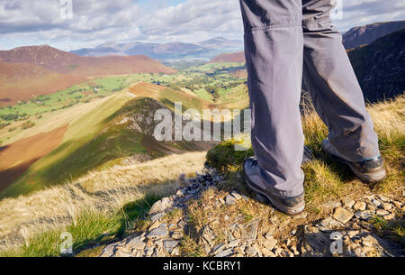 Eine Nahaufnahme der Wanderer Beine nach unten schaut hoch Snab Bank und Umfang Beck im Lake District, England, UK. Stockfoto