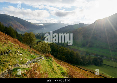 Auf der Suche nach den Spuren, die bis zu dem Loch in der Wand führt unter Helvellyn im Lake District, England, UK. Stockfoto