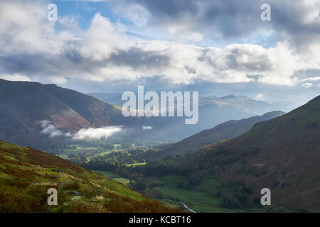 Sie suchen den Weg in Richtung Patterdale und Glenridding, bis das Loch in der Wand führt unter Helvellyn im Lake District, England, UK. Stockfoto