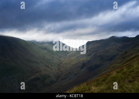 Views bis Grisedale Beck auf dem Weg zu den Gipfeln der Fairfield und Dollywagon im Lake District, England, UK. Stockfoto