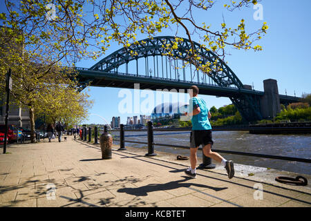 NEWCASTLE UPON TYNE, England, Großbritannien - 17 Mai 2017: ein Läufer auf Newcastles Uferstraße. Stockfoto