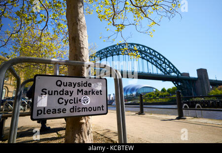 NEWCASTLE UPON TYNE, England, Großbritannien - 17 Mai 2017: Newcastle Quayside Zeichen unterhalb der Brücke über den Fluss Tyne Tyne. Stockfoto
