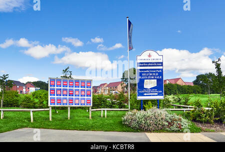 NEWCASTLE UPON TYNE, England, Großbritannien - 15 August 2017: Neu errichtete Häuser von Charles Kirche in einer Wohnanlage in England. Stockfoto