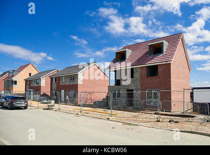 Neu gebaute Häuser in einer Wohnsiedlung in England. Stockfoto