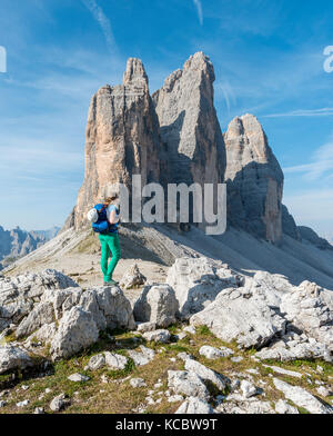 Wanderer auf dem Sattel Der paternsattel,Gesichter der Drei Zinnen, Sextner Dolomiten, Südtirol, Trentino - Südtirol Stockfoto