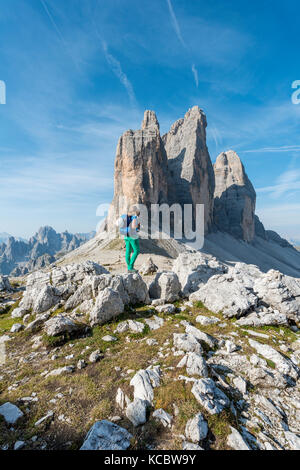 Wanderer auf dem Sattel Der paternsattel,Gesichter der Drei Zinnen, Sextner Dolomiten, Südtirol, Trentino - Südtirol Stockfoto