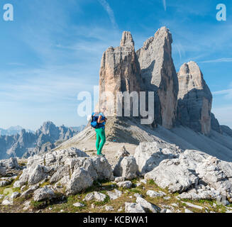 Wanderer auf dem Sattel Der paternsattel,Gesichter der Drei Zinnen, Sextner Dolomiten, Südtirol, Trentino - Südtirol Stockfoto