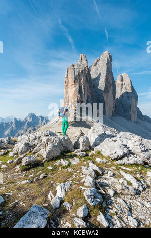 Wanderer auf dem Sattel Der paternsattel,Gesichter der Drei Zinnen, Sextner Dolomiten, Südtirol, Trentino - Südtirol Stockfoto