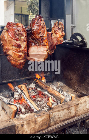 Spieß zum Kochen Braten Schaft in Prag an einem sonnigen Tag. Nationale Küche. Der Straße Essen. Stockfoto