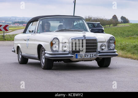 Augsburg, Deutschland - Oktober 1, 2017: 1970 MERCEDES-BENZ 280 Se oldtimer Auto an der fuggerstadt Classic 2017 Oldtimer Rallye am 1. Oktober 2017 in augs Stockfoto