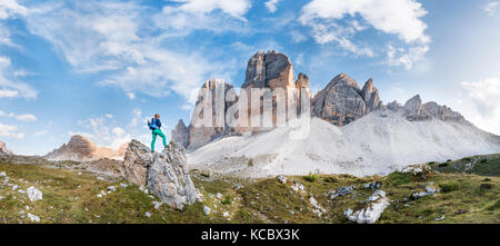 Wanderer steht auf Felsen, nordwände der Drei Zinnen von Lavaredo, Sextner Dolomiten, Südtirol, Trentino - Südtirol Stockfoto