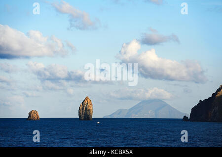 Panarea und rock Nadel dattilo vor der Insel Stromboli, Liparische oder Äolische Inseln, Sizilien, Italien Stockfoto