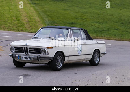 Augsburg, Deutschland - 1. Oktober 2017: BMW 2002 Oldtimer bei der Fuggerstadt Classic 2017 Oldtimer Rallye am 1. Oktober 2017 in Augsburg. Stockfoto