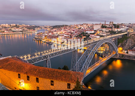 Altstadt mit Brücke, Bogenbrücke Ponte Dom Luís I über den Douro, Morgendämmerung, Porto, Portugal Stockfoto