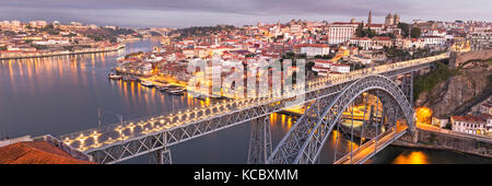 Altstadt mit Brücke, Bogenbrücke Ponte Dom Luís I über den Douro, Morgendämmerung, Porto, Portugal Stockfoto