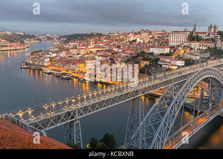 Altstadt und Brücke, Bogenbrücke Ponte Dom Luís I über den Douro, Porto, Portugal Stockfoto