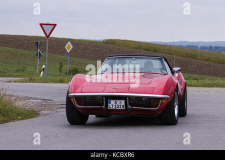 Augsburg, Deutschland - 1. Oktober 2017: Chevrolet Corvette Stingray Oldtimerwagen bei der Fuggerstadt Classic 2017 Oldtimer Rallye am 1. Oktober 2017 in Au Stockfoto