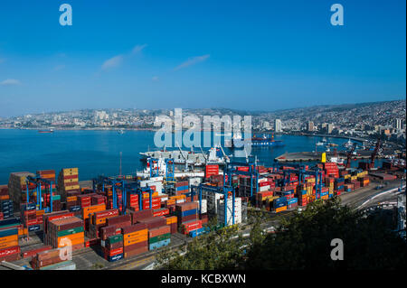 Über die Ladung mit Blick auf Hafen, Valparaiso, Chile Stockfoto