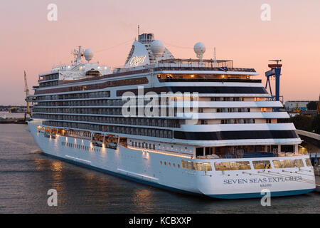 Kreuzfahrtschiff Seven Seas Explorer, Baujahr 2016,224 m, Überseehafen, Rostock, Mecklenburg-Vorpommern, Deutschland Stockfoto