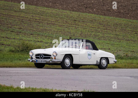 Augsburg, Deutschland - 1. Oktober 2017: Mercedes-Benz 190 sl Oldtimer Auto an der fuggerstadt Classic 2017 Oldtimer Rallye am 1. Oktober 2017 in Augsburg Stockfoto