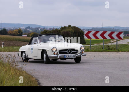 Augsburg, Deutschland - 1. Oktober 2017: Mercedes-Benz 190 sl Oldtimer Auto an der fuggerstadt Classic 2017 Oldtimer Rallye am 1. Oktober 2017 in Augsburg Stockfoto