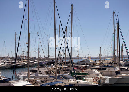 Blick auf viele Yachten im Palma de Mallorca Marina geparkt. Es ist ein Resort Stadt und Hauptstadt der spanischen Insel Mallorca im westlichen Mittelmeer. Stockfoto