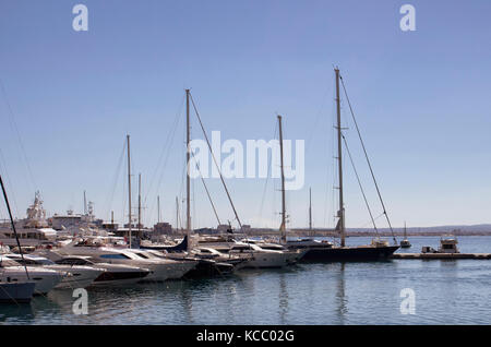 Blick auf viele Yachten im Palma de Mallorca Marina geparkt. Es ist ein Resort Stadt und Hauptstadt der spanischen Insel Mallorca im westlichen Mittelmeer. Stockfoto