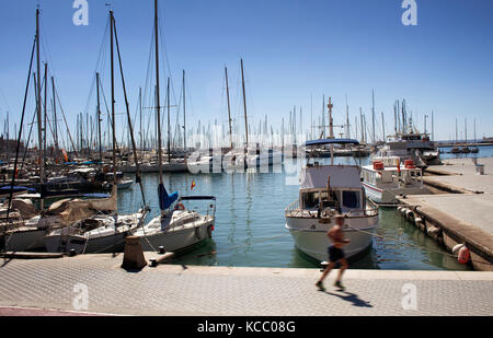 Man läuft durch Palma de Mallorca Marina. viele Yachten geparkt. Es ist ein Resort Stadt und Hauptstadt der spanischen Insel Mallorca im westlichen Mittelmeer Stockfoto