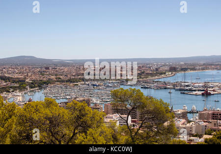 Luftaufnahme von Palma de Mallorca Stadt aus einer Burg namens Castell de Bellver. Stockfoto