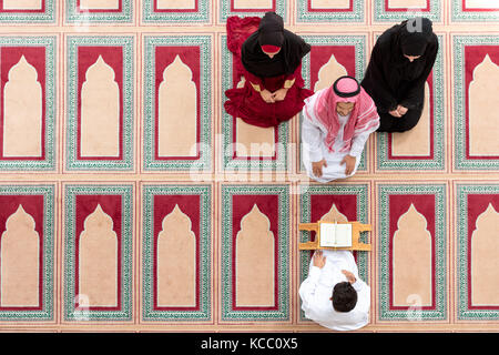 Muslimische Mädchen und der Mann heiraten von muslimischen Traditionen Stockfoto