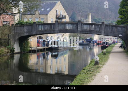 Schmale Boote auf dem Fluss Calder, Hebden Bridge, Yorkshire Stockfoto