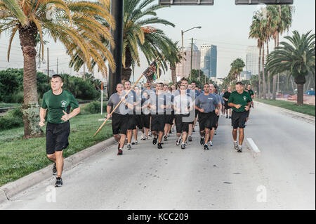 Strafverfolgung Akademie Kadetten, die in Formation durch die Straßen von Tampa, Florida, USA, Teil der polizeilichen Ausbildung. Stockfoto