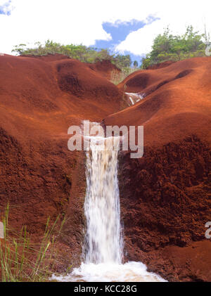 Blick auf rot Schmutz Wasserfall in der Nähe von Waimea Canyon, Kauai, Hawaii, USA. Stockfoto