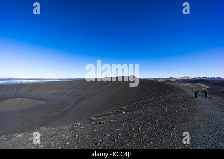 Wanderer am Hverfell (auch Hverfjall genannt) Tephra-Kegel oder Tuffring-Vulkan im Norden Islands, östlich von Mývatn. Stockfoto